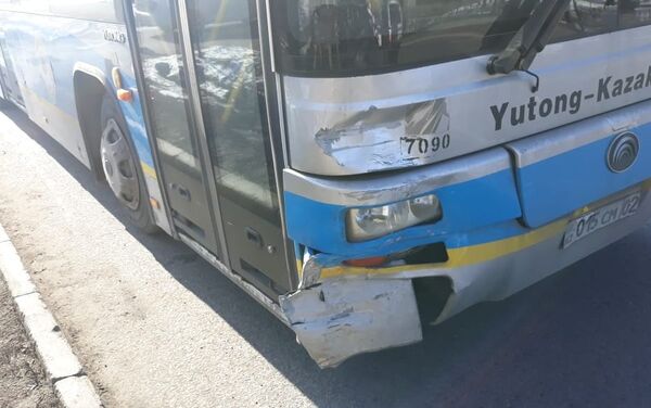Toyota столкнулась с пассажирским автобусом - Sputnik Казахстан