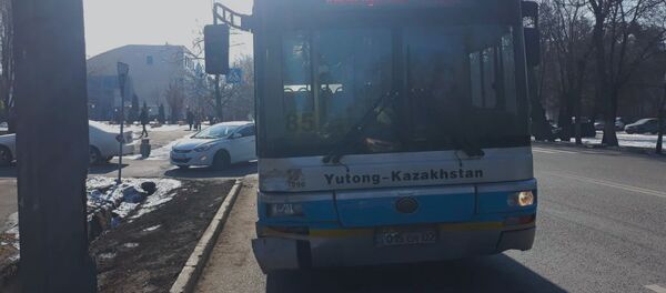 Toyota столкнулась с пассажирским автобусом - Sputnik Казахстан