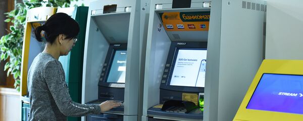 Девушка у банкомата, архивное фото - Sputnik Казахстан