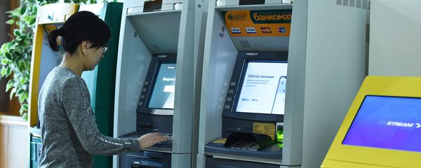 Девушка у банкомата, архивное фото - Sputnik Казахстан