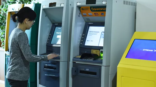 Девушка у банкомата, архивное фото - Sputnik Қазақстан