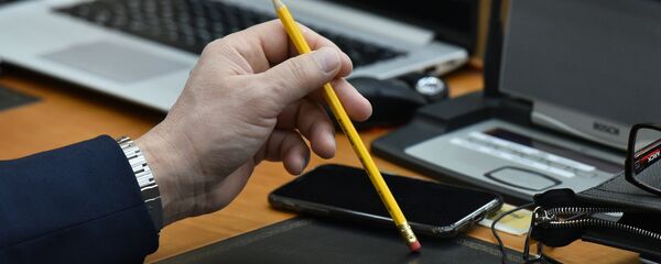 Депутат во время пленарного заседания, архивное фото - Sputnik Казахстан