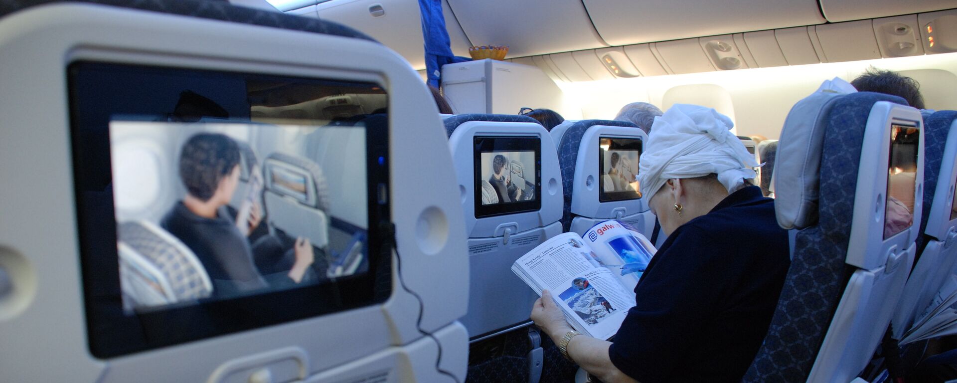 Пассажиры в салоне самолета, архивное фото - Sputnik Казахстан, 1920, 14.12.2025