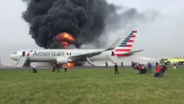 Boeing загорелся после неудачного взлета в аэропорту Чикаго. Съемка очевидца - Sputnik Казахстан