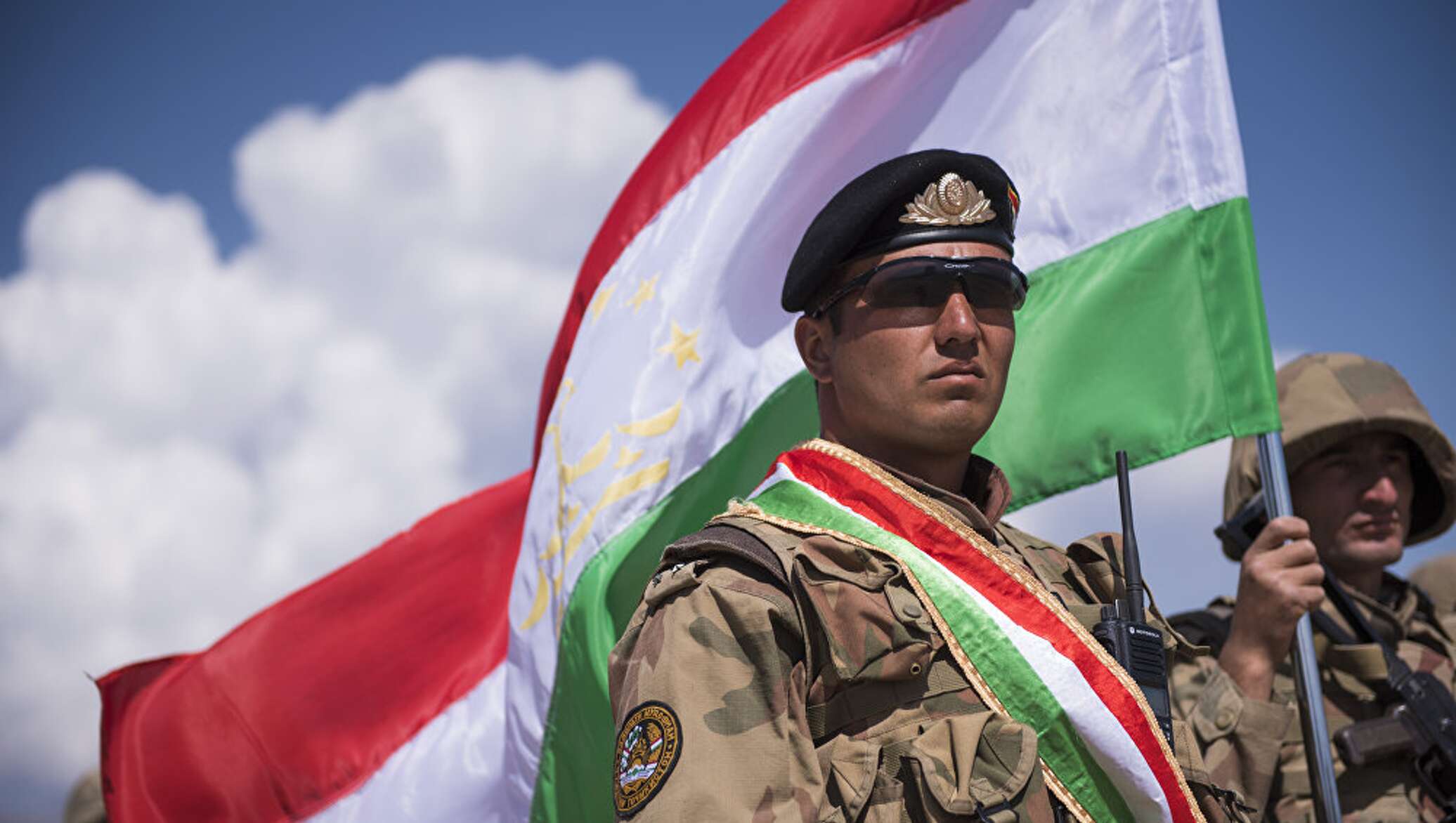 Хизмат ба. Вооруженных сил Таджикистан. Солдат армии Таджикистана. Форма Солдатов Таджикистана. Флаг Вооруженных сил Таджикистана.