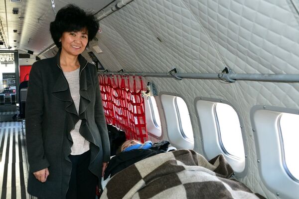 Мама студентки, получившей травму позвоночника, на борту военного самолета РК Мама студентки, получившей травму позвоночника, на борту военного самолета РК - Sputnik Казахстан