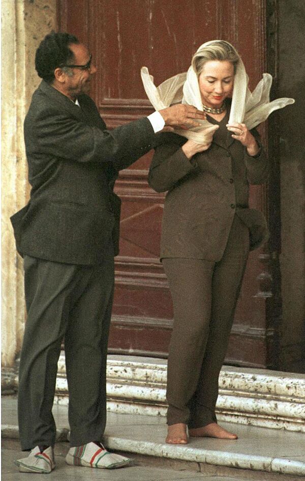 Первая леди США Хиллари Клинтон перед входом в мечеть Мухаммеда Али в Каире, Египет - Sputnik Казахстан
