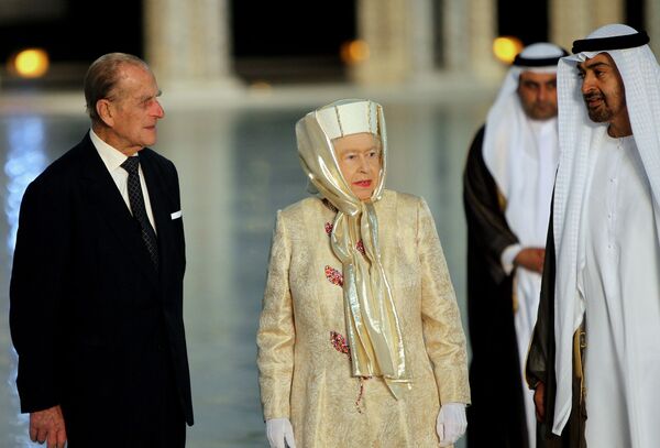 Королева Елизавета II и ее муж принц Филипп с наследным принцем Абу-Даби шейхом Мохаммедом бин Зайд аль-Нахайян у Мечети шейха Зайда - Sputnik Казахстан