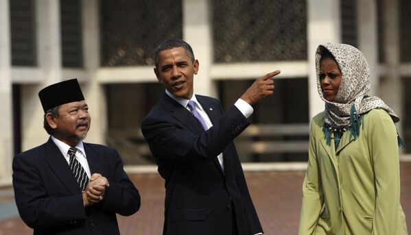 Президент США Барак Обама и первая леди Мишель Обама во время их визита в мечеть Истикляль в Джакарте, Индонезия - Sputnik Казахстан