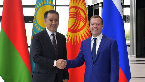 Премьер-министр РФ Дмитрий Медведев и премьер-министр Казахстана Бакытжан Сагинтаев, архивное фото - Sputnik Казахстан