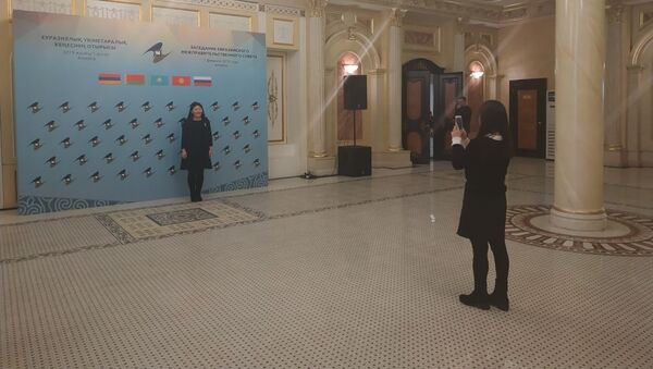 Журналисты фотографируются в пресс-зале в ожидании премьер министров стран ЕАЭС - Sputnik Казахстан
