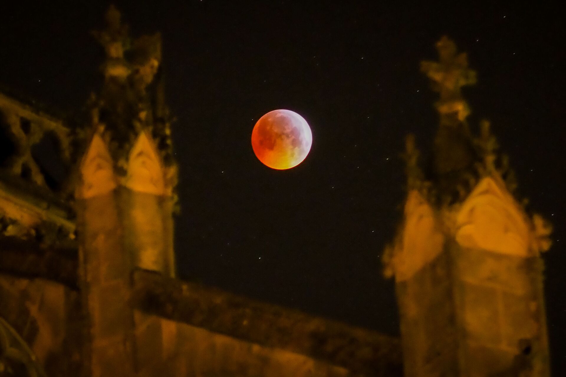 Кровавая луна, наблюдаемая сквозь башни Турского собора, Франция - Sputnik Казахстан, 1920, 05.11.2022