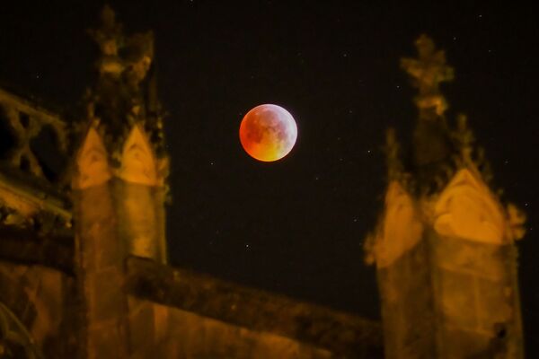 Кровавая луна, наблюдаемая сквозь башни Турского собора, Франция - Sputnik Казахстан