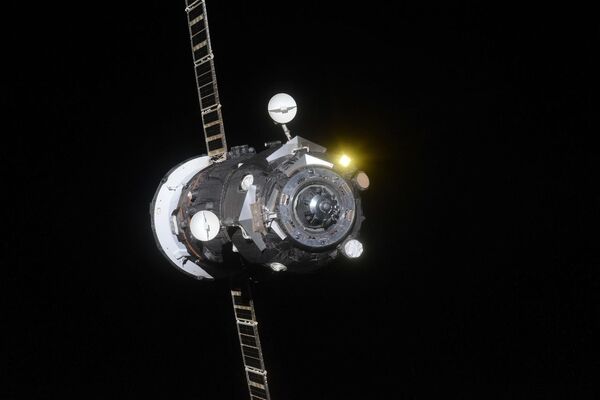 Грузовой корабль Прогресс МС-09 покидает МКС - Sputnik Казахстан