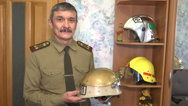 Пожарный собрал коллекцию касок - Sputnik Казахстан