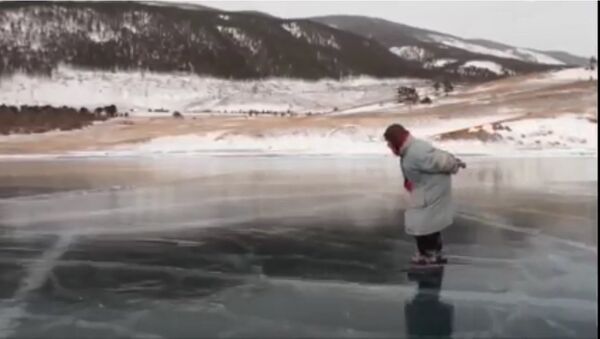 Бабушка катается на коньках по Байкалу - видео - Sputnik Казахстан