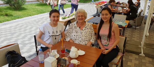 Анита Рай Уорд с Жаннур и ее сестрой Балжан в Алматы, июнь 2018 года - Sputnik Казахстан