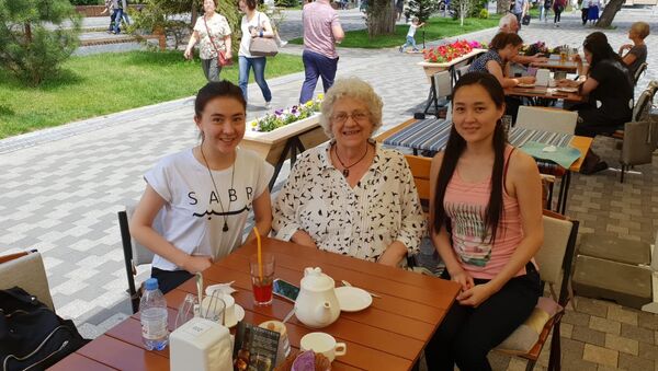 Анита Рай Уорд с Жаннур и ее сестрой Балжан в Алматы, июнь 2018 года - Sputnik Казахстан