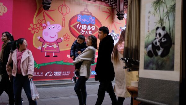 Изображение Свинки Пеппы на улицах Китая - Sputnik Казахстан
