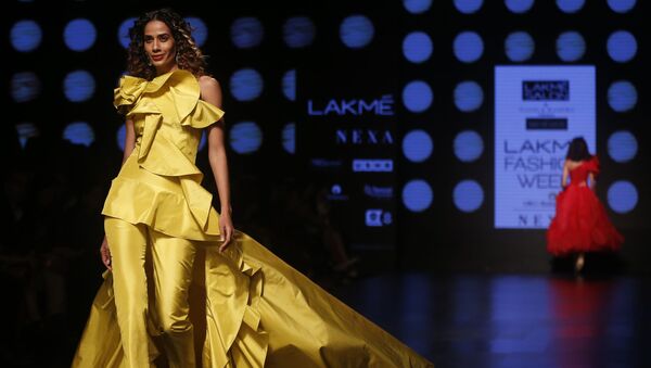 Модель демонстрирует творение дизайнера Gauri и Nainika на индийской неделе моды в Мумбаи - Sputnik Казахстан