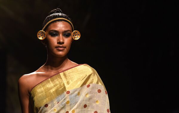 Модель демонстрирует творение дизайнера Anka на индийской неделе моды в Мумбаи - Sputnik Казахстан