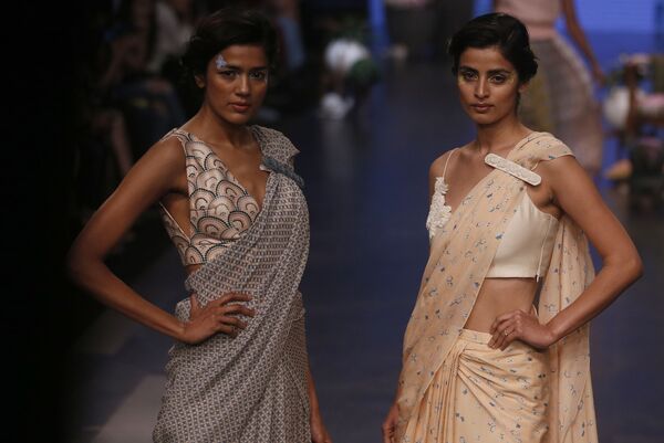 Модели демонстрируют творение дизайнера Varun Bahl на индийской неделе моды в Мумбаи - Sputnik Казахстан