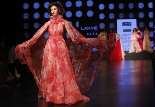 Модель демонстрирует творение дизайнеров Gauri и Nainika на индийской неделе моды в Мумбаи - Sputnik Казахстан