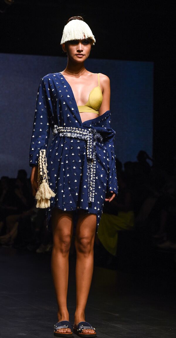 Модель демонстрирует творение дизайнера Ereena на индийской неделе моды в Мумбаи - Sputnik Казахстан