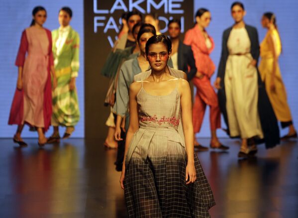 Модели демонстрируют творение дизайнера Tahweave на индийской неделе моды в Мумбаи - Sputnik Казахстан