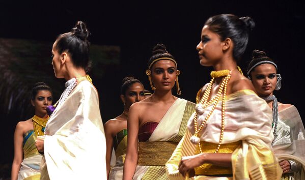 Модели демонстрируют творение дизайнера Anka на индийской неделе моды в Мумбаи - Sputnik Казахстан