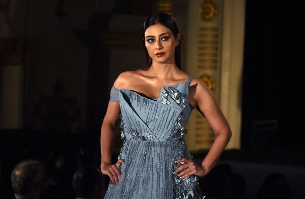 Индийская актриса Tabbu демонстрирует творение дизайнера Gaurav Gupta на индийской неделе моды в Мумбаи - Sputnik Казахстан