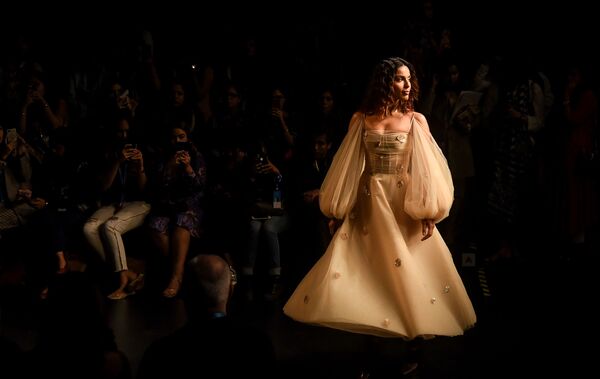 Модель демонстрирует творение дизайнера Gauri и Nainika на индийской неделе моды в Мумбаи - Sputnik Казахстан