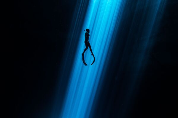 Фридайвер, поднимающийся со дна сенота на снимке Light Beam, удостоившимся почетной награды в номинации Underwater Art конкурса 7th Annual Ocean Art Underwater Photo Contest - Sputnik Казахстан