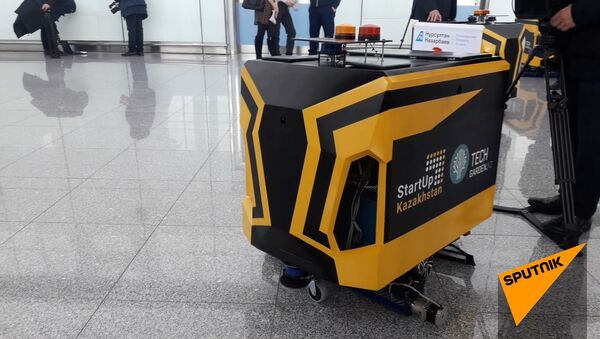 Робот-уборщик за 2,5 миллиона тенге помыл пол в аэропорту Астаны - Sputnik Казахстан
