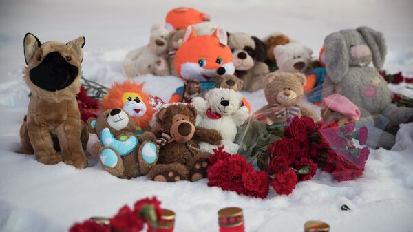 Свечи, цветы и игрушки на снегу, архивное фото - Sputnik Қазақстан