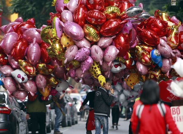 Продажа шаров в виде свиней в честь китайского Нового года во Вьетнаме  - Sputnik Казахстан