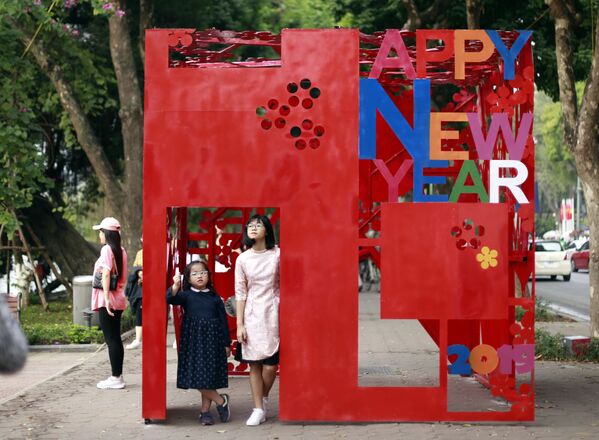 Дети фотографируются у инсталляции в честь китайского Нового года во Вьетнаме  - Sputnik Казахстан
