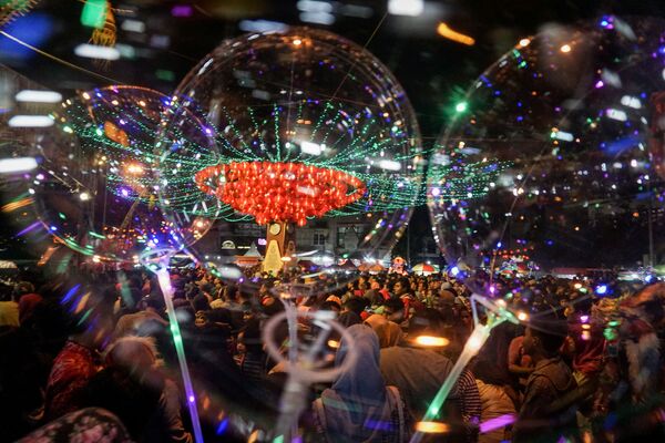 Люди на ярмарке во время празднования китайского Нового года в Индонезии  - Sputnik Казахстан
