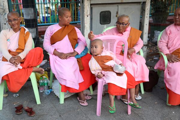 Буддистские монахи у храма в Мьянме  - Sputnik Казахстан