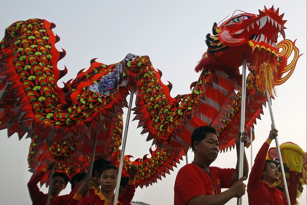 Исполнение традиционного танца дракона во время празднования китайского Нового года в Камбодже  - Sputnik Казахстан