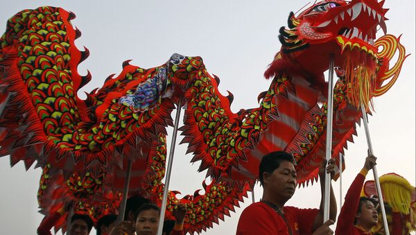 Исполнение традиционного танца дракона во время празднования китайского Нового года в Камбодже  - Sputnik Казахстан