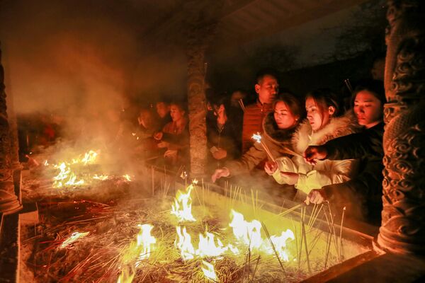 Люди во время молитвы о лучшем будущем во время празднования китайского Нового года в Китае  - Sputnik Казахстан