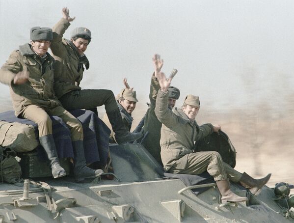 На фото: последние подразделения советской армии покидают Афганистан, февраль 1989 года. - Sputnik Казахстан