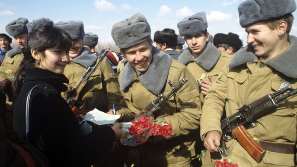 Торжественная встреча советских воинов-интернационалистов, возвращающихся из Афганистана домой. 5 февраля 1989 года - Sputnik Казахстан