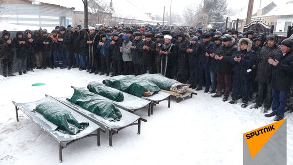 В Астане похоронили пятерых девочек, сгоревших в пожаре - видео - Sputnik Казахстан