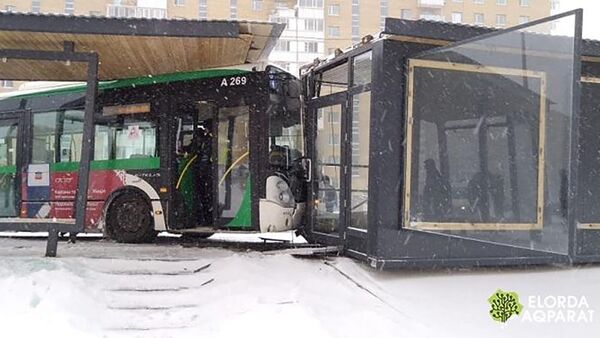 Автобус врезался в теплую остановку - Sputnik Казахстан