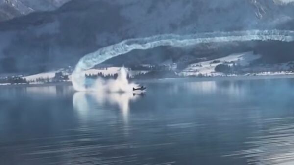 Самолет рухнул в озеро во время авиашоу - видео - Sputnik Казахстан