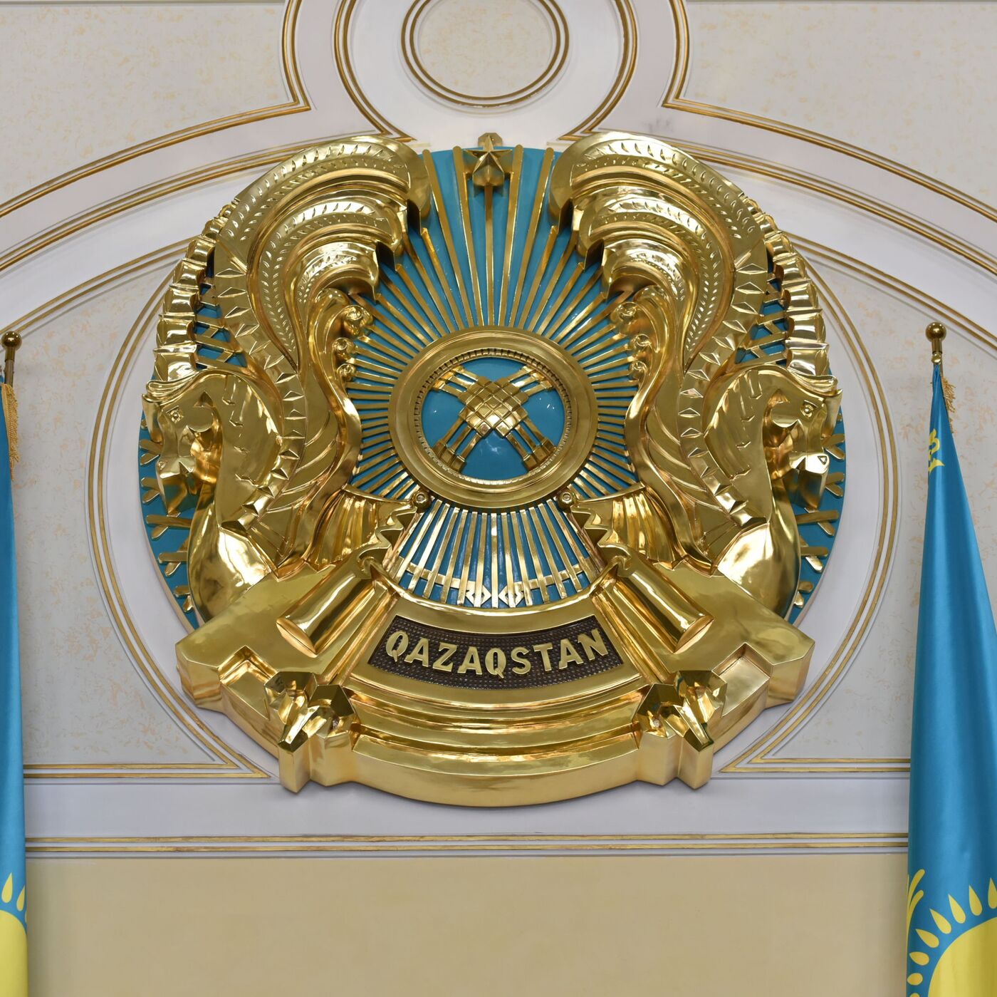 Тек жетілген, кеуделі әйелдердің суреттері.