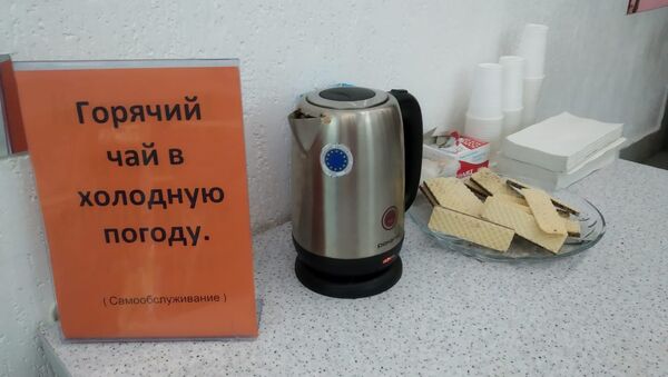 Посетителям в некоторых столичных магазинах предлагают согреться в морозную погоду горячим чаем - Sputnik Казахстан
