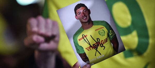 Фотография с изображением футболиста Эмилиано Сала  - Sputnik Қазақстан